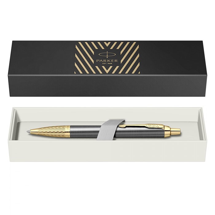 Pix-Parker-IM-Royal-Le-Pionners-gri-cu-accesorii-aurii